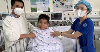 Hơn 10 giờ giành giật sự sống cứu bé trai bị ô tô cán qua người