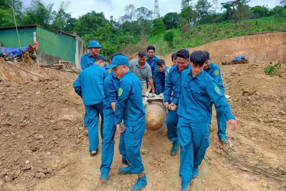 Hơn 10 người hợp sức di chuyển quả bom nặng 350kg ra khỏi khu dân cư