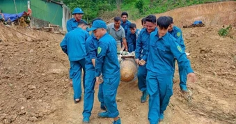 Hơn 10 người hợp sức di chuyển quả bom nặng 350kg ra khỏi khu dân cư