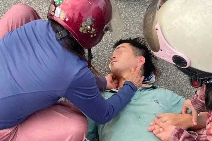 Hơn 10 phút ép tim giữa phố giành giật sự sống cho người đàn ông Hơn 10 phút ép tim giữa phố giành giật sự sống cho người đàn ông