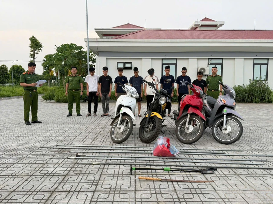 Hơn 100 thanh thiếu niên mang phóng lợn, đánh võng, rượt đuổi gây náo loạn
