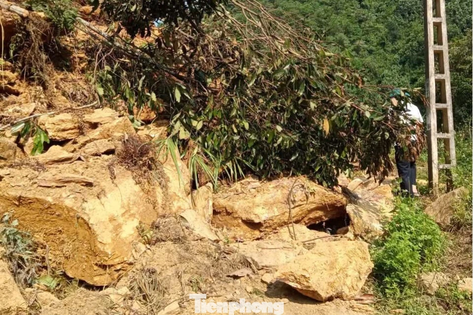 Hơn 10.000m3 đất đá vùi lấp đường vào ngôi làng Hơn 10.000m3 đất đá vùi lấp đường vào ngôi làng