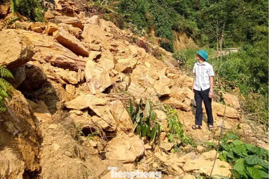 Hơn 10.000m3 đất đá vùi lấp đường vào ngôi làng Hơn 10.000m3 đất đá vùi lấp đường vào ngôi làng