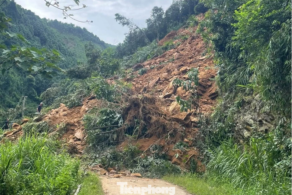 Hơn 10.000m3 đất đá vùi lấp đường vào ngôi làng Hơn 10.000m3 đất đá vùi lấp đường vào ngôi làng