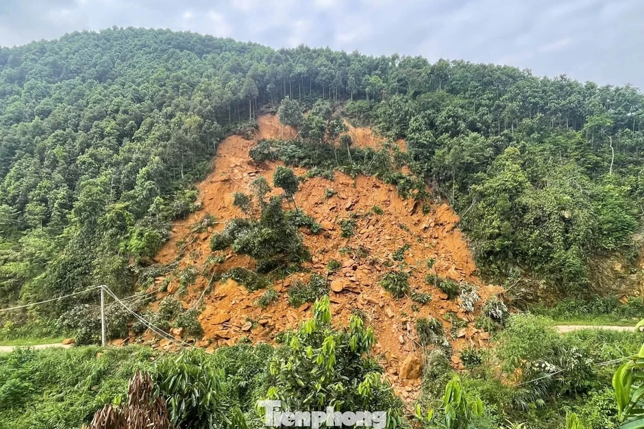 Hơn 10.000m3 đất đá vùi lấp đường vào ngôi làng Hơn 10.000m3 đất đá vùi lấp đường vào ngôi làng