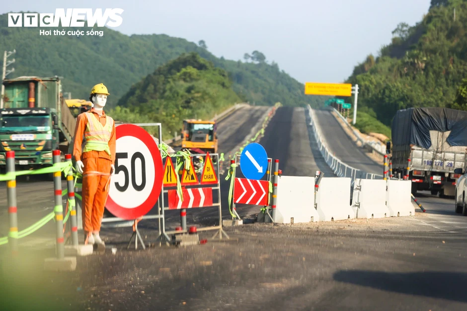 Hơn 120km trên cao tốc Nội Bài - Lào Cai thay đổi ra sao sau một năm mở rộng? Hơn 120km trên cao tốc Nội Bài - Lào Cai thay đổi ra sao sau một năm mở rộng?