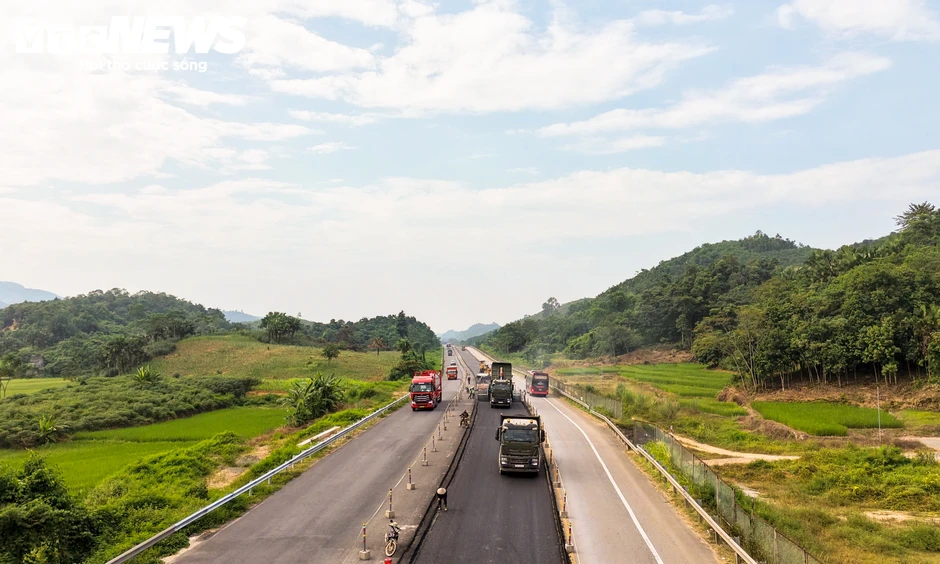 Hơn 120km trên cao tốc Nội Bài - Lào Cai thay đổi ra sao sau một năm mở rộng? Hơn 120km trên cao tốc Nội Bài - Lào Cai thay đổi ra sao sau một năm mở rộng?