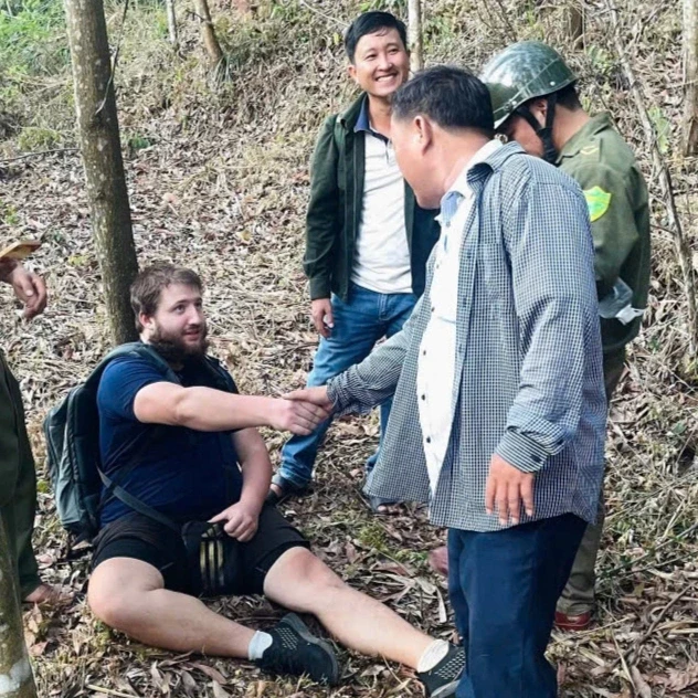 Hơn 20 người băng rừng cứu du khách Đức bị nạn khi đi phượt ở Đà Nẵng Hơn 20 người băng rừng cứu du khách Đức bị nạn khi đi phượt ở Đà Nẵng