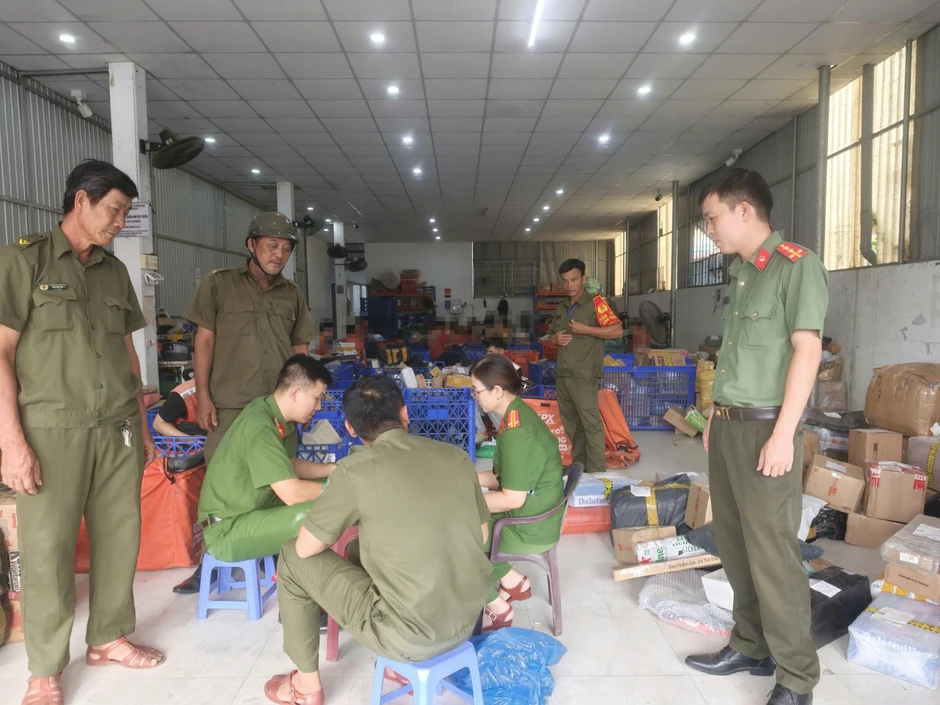 Hơn 50 cán bộ, chiến sĩ đồng loạt ra quân kiểm tra hàng loạt tài xế