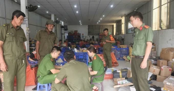 Hơn 50 cán bộ, chiến sĩ đồng loạt ra quân kiểm tra hàng loạt tài xế