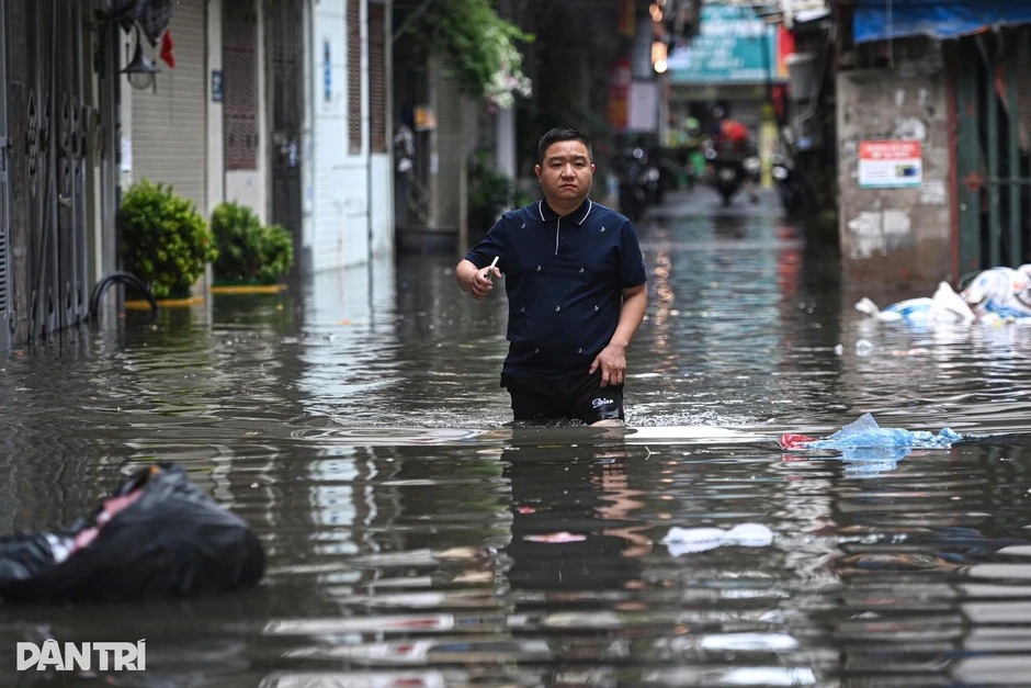 Hơn 5.000 ngôi nhà ở Hà Nội, Ninh Bình vẫn đang bị ngập nước Hơn 5.000 ngôi nhà ở Hà Nội, Ninh Bình vẫn đang bị ngập nước