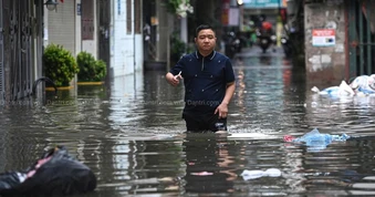 Hơn 5.000 ngôi nhà ở Hà Nội, Ninh Bình vẫn đang bị ngập nước