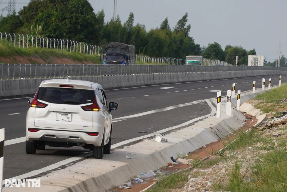 Hơn 60 tài xế bị phạt vì dừng, đỗ ô tô trên cao tốc từ TPHCM đến Khánh Hòa Hơn 60 tài xế bị phạt vì dừng, đỗ ô tô trên cao tốc từ TPHCM đến Khánh Hòa