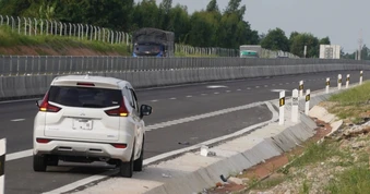 Hơn 60 tài xế bị phạt vì dừng, đỗ ô tô trên cao tốc từ TPHCM đến Khánh Hòa