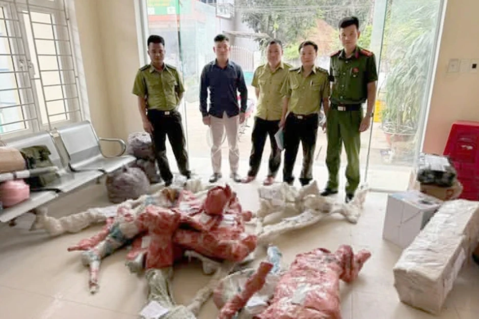 Hơn 81kg phôi muội hồng chuẩn bị được gửi qua đường bưu điện Hơn 81kg phôi muội hồng chuẩn bị được gửi qua đường bưu điện