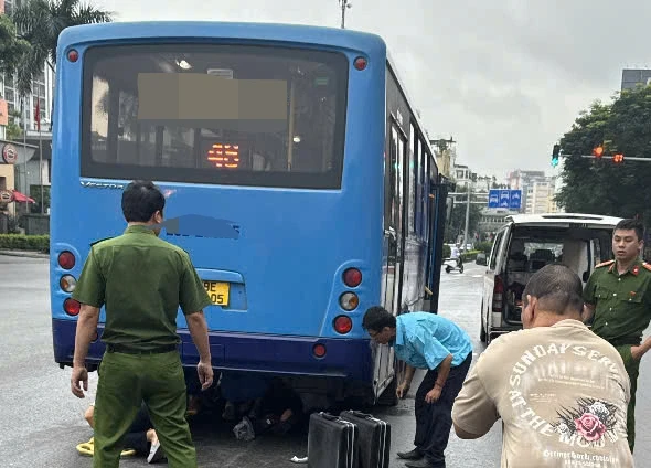 Hơn chục người nâng xe buýt để cứu nữ tài xế xe máy mắc kẹt dưới gầm