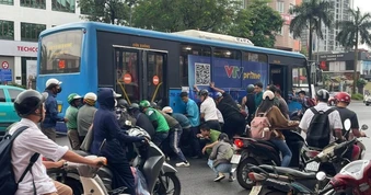 Hơn chục người nâng xe buýt để cứu nữ tài xế xe máy mắc kẹt dưới gầm