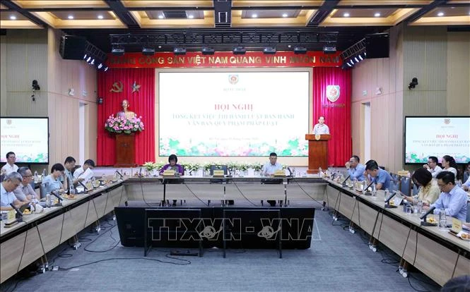 Hướng tới hệ thống pháp luật tinh gọn, hiệu quả Hướng tới hệ thống pháp luật tinh gọn, hiệu quả