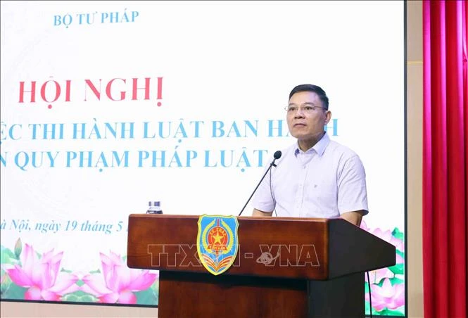 Hướng tới hệ thống pháp luật tinh gọn, hiệu quả Hướng tới hệ thống pháp luật tinh gọn, hiệu quả