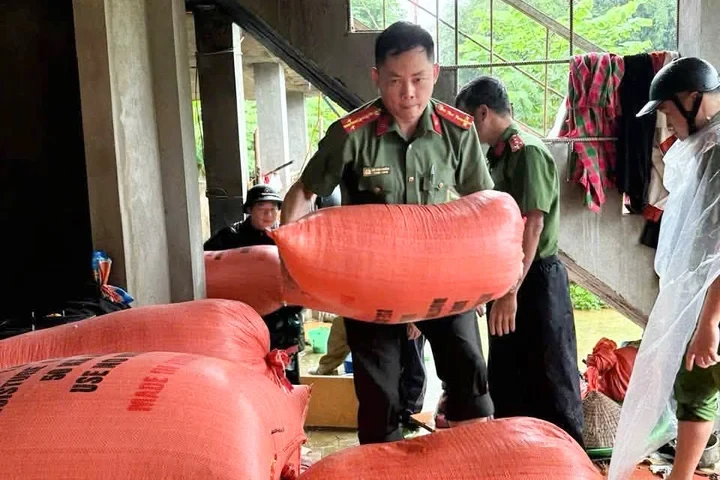 Huy động hơn 200 cán bộ, drone cứu hộ vùng ngập lũ Lai Châu