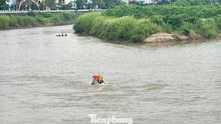 Huy động nhiều lực lượng tìm cán bộ kiểm lâm mất tích trên sông Hồng Huy động nhiều lực lượng tìm cán bộ kiểm lâm mất tích trên sông Hồng