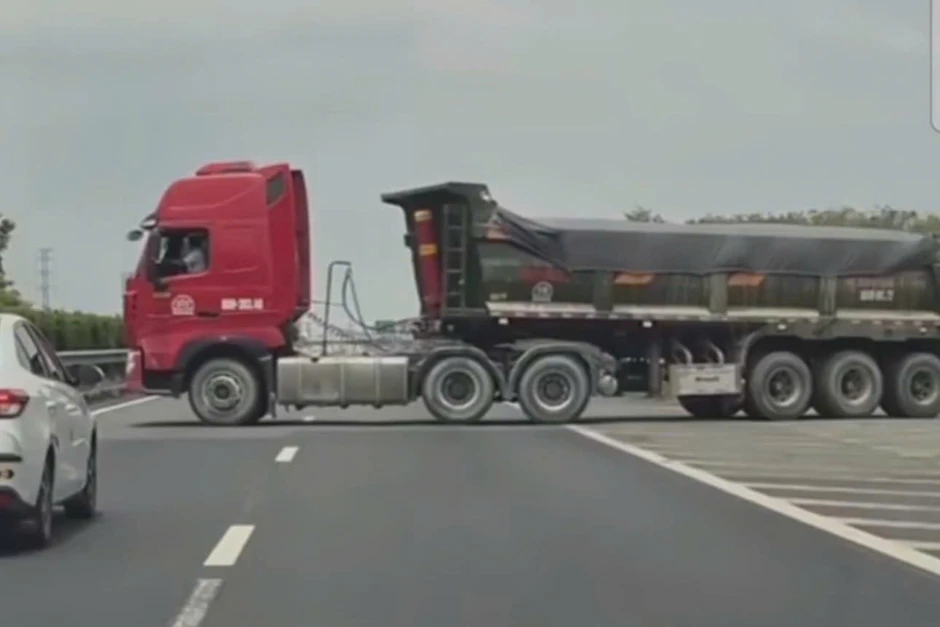 Hy hữu: Xe đầu kéo quay đầu, chắn ngang cao tốc TPHCM - Dầu Giây Hy hữu: Xe đầu kéo quay đầu, chắn ngang cao tốc TPHCM - Dầu Giây