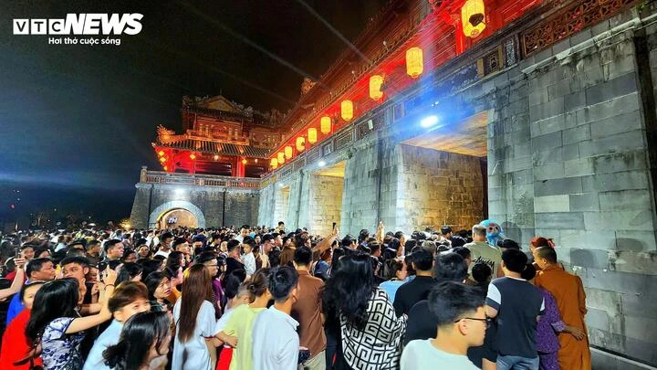 Ken đặc người vào Đại nội Huế ngắm 'Hoàng cung huyền ảo' về đêm Ken đặc người vào Đại nội Huế ngắm 'Hoàng cung huyền ảo' về đêm
