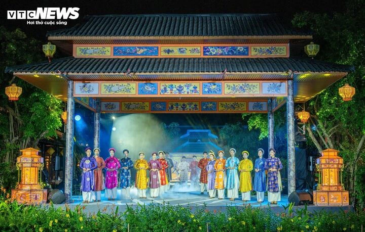 Ken đặc người vào Đại nội Huế ngắm 'Hoàng cung huyền ảo' về đêm Ken đặc người vào Đại nội Huế ngắm 'Hoàng cung huyền ảo' về đêm