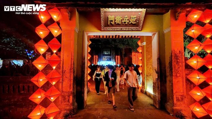 Ken đặc người vào Đại nội Huế ngắm 'Hoàng cung huyền ảo' về đêm Ken đặc người vào Đại nội Huế ngắm 'Hoàng cung huyền ảo' về đêm