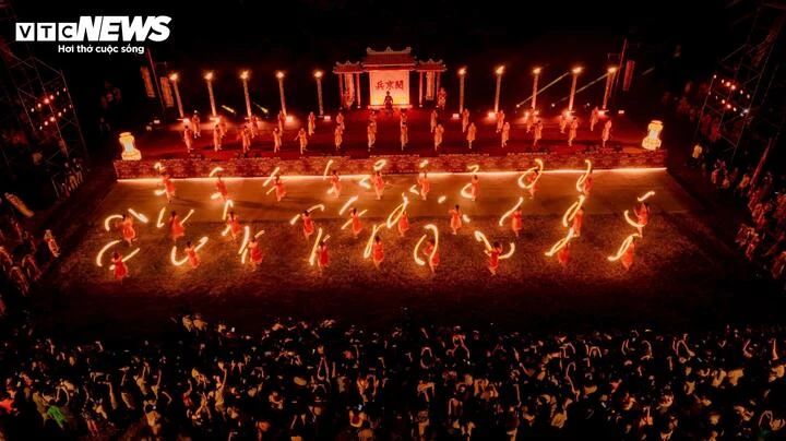 Ken đặc người vào Đại nội Huế ngắm 'Hoàng cung huyền ảo' về đêm Ken đặc người vào Đại nội Huế ngắm 'Hoàng cung huyền ảo' về đêm