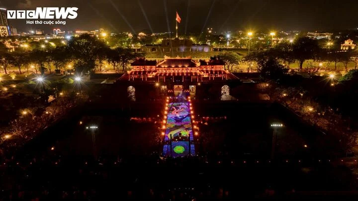 Ken đặc người vào Đại nội Huế ngắm 'Hoàng cung huyền ảo' về đêm Ken đặc người vào Đại nội Huế ngắm 'Hoàng cung huyền ảo' về đêm