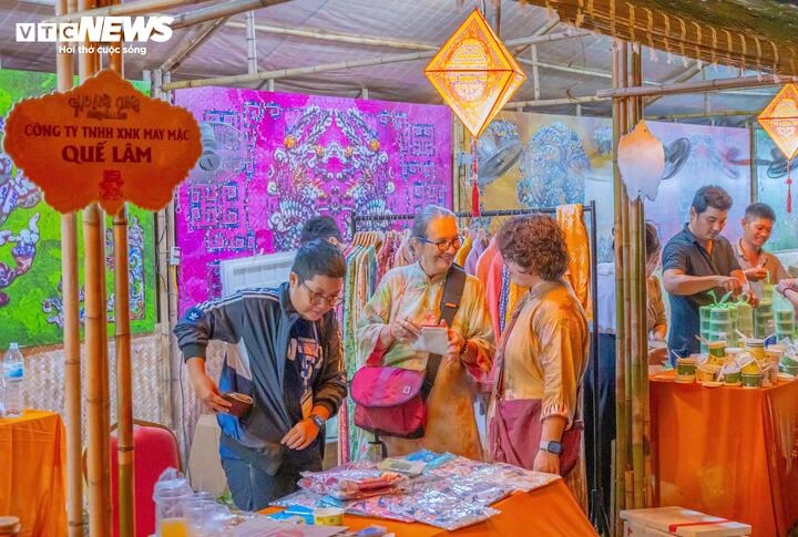 Ken đặc người vào Đại nội Huế ngắm 'Hoàng cung huyền ảo' về đêm Ken đặc người vào Đại nội Huế ngắm 'Hoàng cung huyền ảo' về đêm