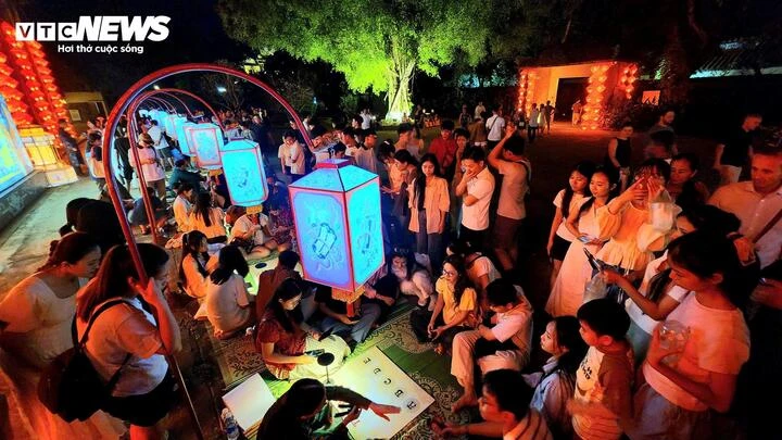 Ken đặc người vào Đại nội Huế ngắm 'Hoàng cung huyền ảo' về đêm Ken đặc người vào Đại nội Huế ngắm 'Hoàng cung huyền ảo' về đêm