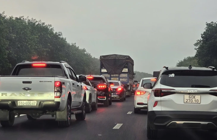Khả năng cao kẹt xe chiều nay, cảnh sát giao thông đưa ra nhiều khuyến cáo Khả năng cao kẹt xe chiều nay, cảnh sát giao thông đưa ra nhiều khuyến cáo