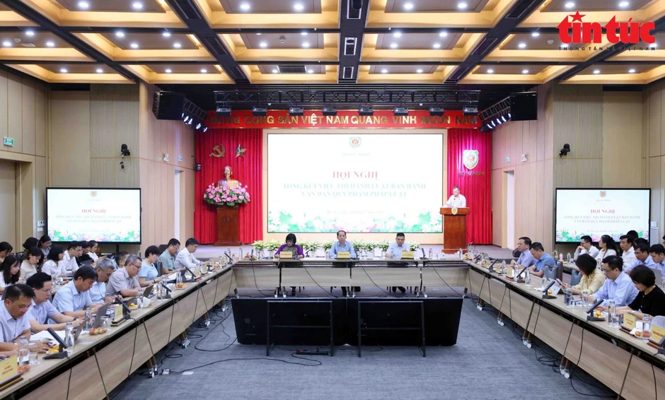 Khắc phục tình trạng chồng chéo trong hệ thống văn bản quy phạm pháp luật Khắc phục tình trạng chồng chéo trong hệ thống văn bản quy phạm pháp luật