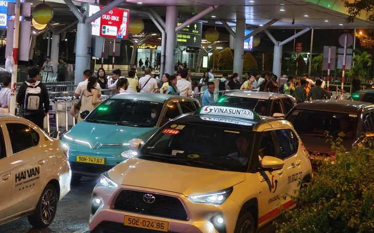 Khách đua về sớm để né ngày cao điểm, hãng bay vẫn 'đau đầu' vì chi phí Khách đua về sớm để né ngày cao điểm, hãng bay vẫn 'đau đầu' vì chi phí