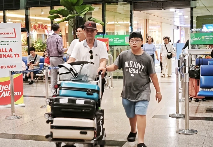 Khách đua về sớm để né ngày cao điểm, hãng bay vẫn 'đau đầu' vì chi phí Khách đua về sớm để né ngày cao điểm, hãng bay vẫn 'đau đầu' vì chi phí