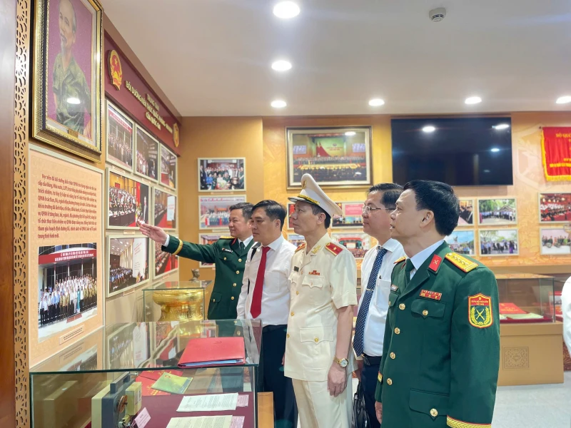 Khai giảng lớp bồi dưỡng kiến thức quốc phòng an ninh khóa 101 Khai giảng lớp bồi dưỡng kiến thức quốc phòng an ninh khóa 101