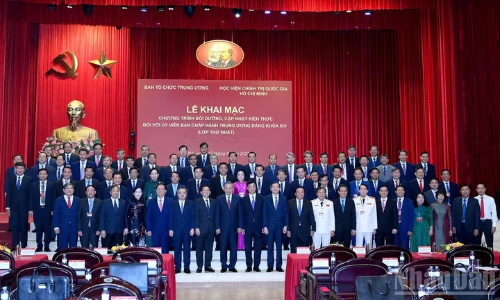Khai mạc chương trình bồi dưỡng, cập nhật kiến thức đối với Ủy viên Trung ương Khai mạc chương trình bồi dưỡng, cập nhật kiến thức đối với Ủy viên Trung ương