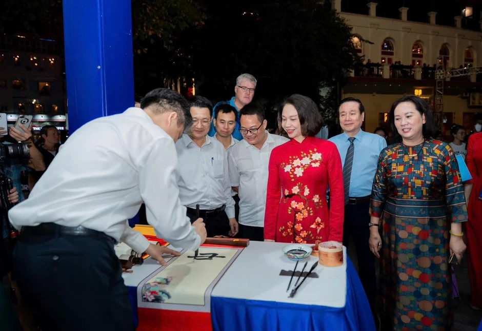 Khai mạc Hội Sách Hà Nội lần thứ 11: Khi văn hóa đọc bắt tay với công nghệ Khai mạc Hội Sách Hà Nội lần thứ 11: Khi văn hóa đọc bắt tay với công nghệ