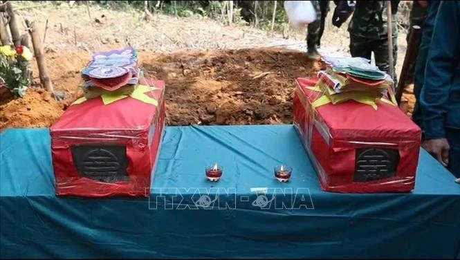 Khai quật, cất bốc các phần mộ liệt sĩ tại khu vực đồi Đá Vôi Khai quật, cất bốc các phần mộ liệt sĩ tại khu vực đồi Đá Vôi
