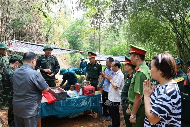 Khai quật, cất bốc các phần mộ liệt sĩ tại khu vực đồi Đá Vôi Khai quật, cất bốc các phần mộ liệt sĩ tại khu vực đồi Đá Vôi