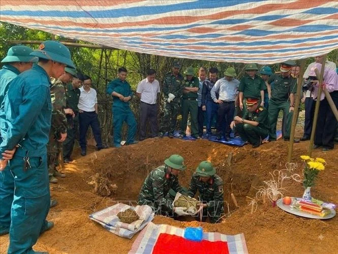 Khai quật, cất bốc các phần mộ liệt sĩ tại khu vực đồi Đá Vôi Khai quật, cất bốc các phần mộ liệt sĩ tại khu vực đồi Đá Vôi