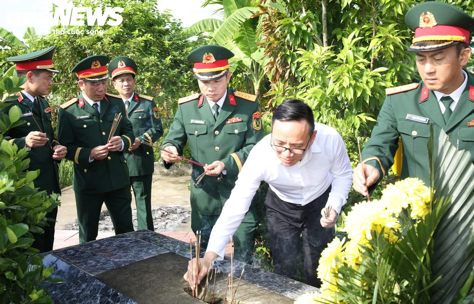 Khai quật mộ chôn tập thể, tìm hài cốt 8 liệt sĩ bị sát hại năm 1951 Khai quật mộ chôn tập thể, tìm hài cốt 8 liệt sĩ bị sát hại năm 1951