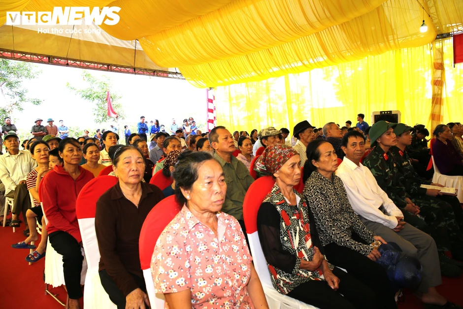 Khai quật mộ chôn tập thể, tìm hài cốt 8 liệt sĩ bị sát hại năm 1951 Khai quật mộ chôn tập thể, tìm hài cốt 8 liệt sĩ bị sát hại năm 1951