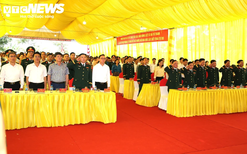 Khai quật mộ chôn tập thể, tìm hài cốt 8 liệt sĩ bị sát hại năm 1951 Khai quật mộ chôn tập thể, tìm hài cốt 8 liệt sĩ bị sát hại năm 1951
