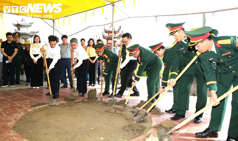 Khai quật mộ chôn tập thể, tìm hài cốt 8 liệt sĩ bị sát hại năm 1951 Khai quật mộ chôn tập thể, tìm hài cốt 8 liệt sĩ bị sát hại năm 1951