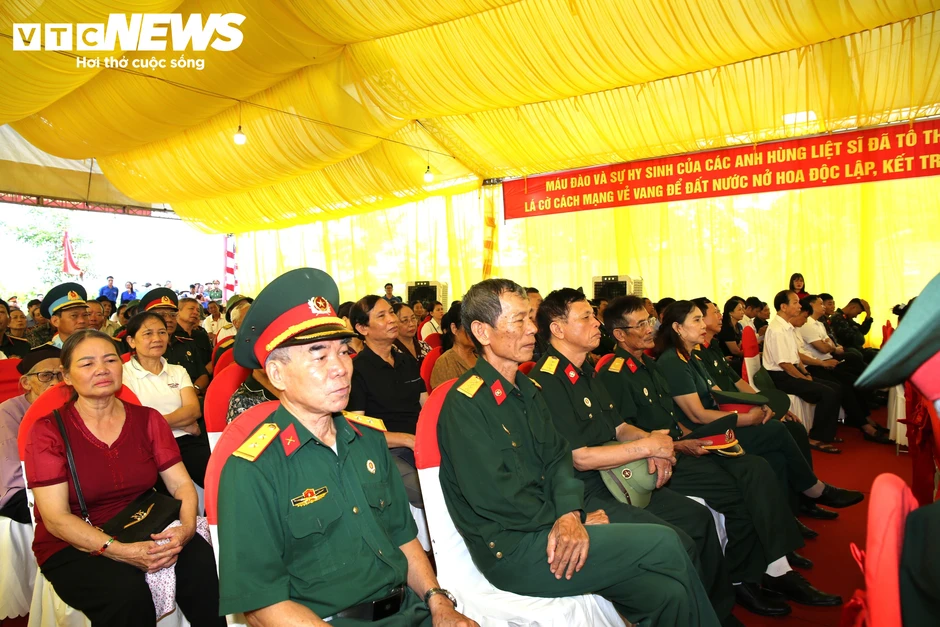 Khai quật mộ chôn tập thể, tìm hài cốt 8 liệt sĩ bị sát hại năm 1951 Khai quật mộ chôn tập thể, tìm hài cốt 8 liệt sĩ bị sát hại năm 1951