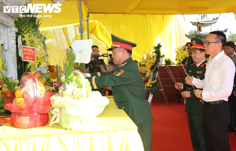 Khai quật mộ chôn tập thể, tìm hài cốt 8 liệt sĩ bị sát hại năm 1951 Khai quật mộ chôn tập thể, tìm hài cốt 8 liệt sĩ bị sát hại năm 1951