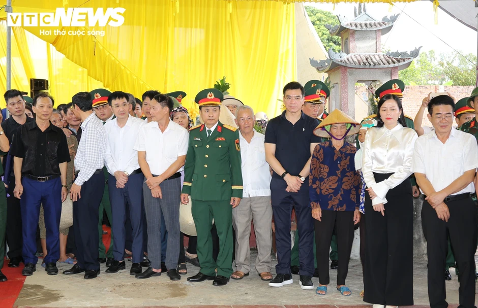 Khai quật mộ chôn tập thể, tìm hài cốt 8 liệt sĩ bị sát hại năm 1951 Khai quật mộ chôn tập thể, tìm hài cốt 8 liệt sĩ bị sát hại năm 1951